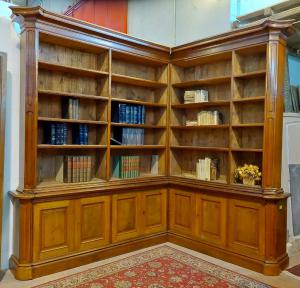 lib119 - Walnut corner bookcase, 19th century, measures cm W 250 + 206 x H 289